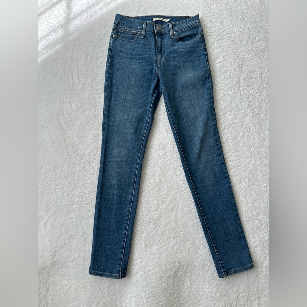Levi’s Slimming Skinny Jeans Size 26 Medium Wash Stretch Denim Low Rise